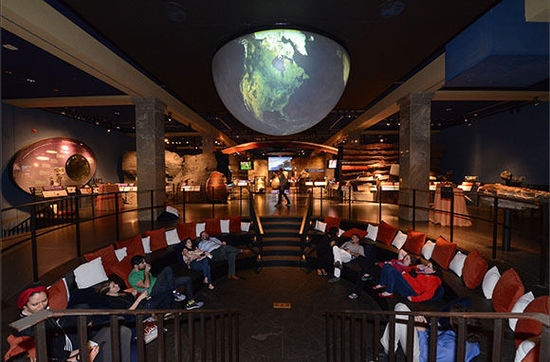 Bảo tàng (Mỹ): Gần đây, Bảo tàng Lịch sử Mỹ tại New York mới mở cửa đón du khách nghỉ đêm. Đêm xuống, du khách có thể tiếp tục tham quan bảo tàng, nghe nhạc, uống sâm banh, rồi sau đó đánh một giấc ngon lành.  