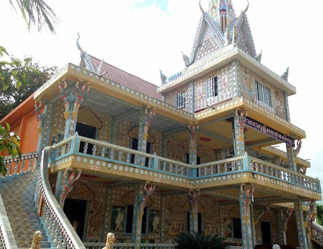 Hàng chục ngàn tô, chén, đĩa được ốp vào tường ngôi chùa.