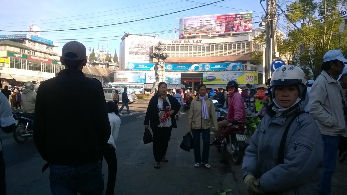 Một địa điểm khác chắc chắn không thể bỏ qua đó là Chợ Đà Lạt, nơi đây bạn có thể mua các loại trang phục giữ ấm cho bản thân hoặc làm quà. Ngoài ra các loại đặc sản Đà Lạt với đầy đủ các loại mứt, trà actiso là những món quà không thể thiếu khi  từ Đà Lạt về. Ấn tương nhất là mứt hoa hồng một loại mứt đặc biệt mà tôi được nếm thử. Buổi tối, giữa khí trời lạnh, không gì tuyệt vời bằng việc tản bộ cùng dòng người trên phố dọc theo Hồ Xuân Hương, rẽ sang chợ Đà Lạt uống cốc sữa đậu nành nóng nghi ngút khói hòa cùng làn khói tỏa ra từ hơi thở, vừa ăn bánh tráng nướng vừa tán gẫu với bạn bè. Nhắc đến đây, tôi không khỏi không kể đến các món ăn không thể bỏ qua khác của Đà Lạt như bánh căn, nem nướng, cơm lam…