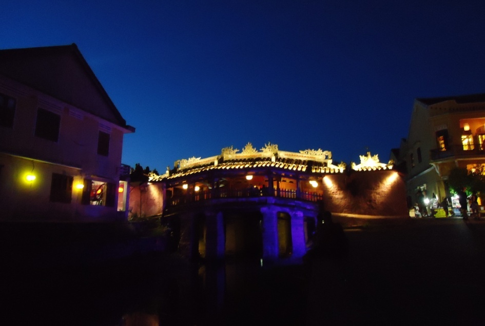 Chùa Cầu rực rỡ về đêm. Tôi đã được xem rất nhiều qua ảnh, nhưng chỉ khi đến đây chọn một góc ngồi yên tĩnh, lặng nhìn về phía ánh sáng rực rỡ ấy, tôi mới biết tại sao Hội An lại nằm trong top 50 thành phố bạn phải đến trong cuộc đời mình.