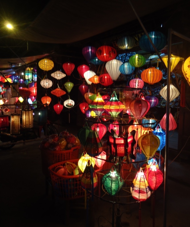 Phố đèn lồng. Buổi tối Hội An rất rực rỡ bởi tại quãng trường sông Hoài, chợ đêm được họp, tất cả các mặt hàng thủ công, đèn lồng được bày bán rực rỡ. Không khó để bạn chọn cho mình một bức hình đẹp, ghi dấu ấn khi đến đây. Và tôi nghĩ nếu bạn muốn đi dạo thảnh thơi thì tầm 10h tối là tuyệt vời nhất, khách vãn và phố yên bình.