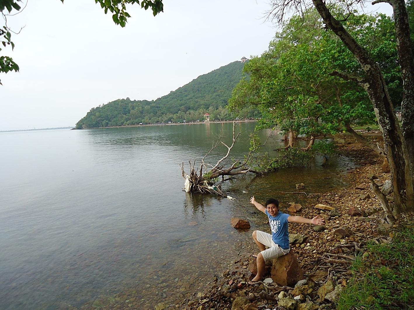 Biển Mũi Nai tháng 10 yên tĩnh như mặt hồ, nước trong tựa pha lê.