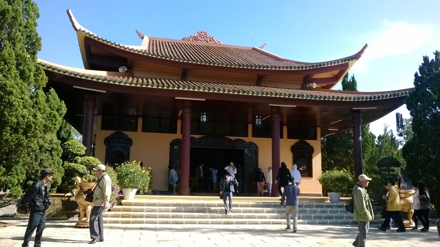 Hôm kế tiếp chúng tôi đến thăm một địa điểm nổi tiếng của Đà Lạt đậm tín ngưỡng Phật Giáo, đó chính là Thiền Viện Trúc Lâm.