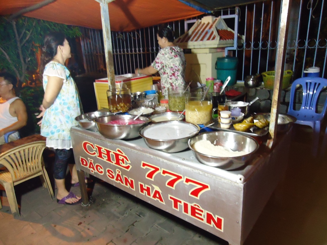 Quán này có xôi xiêm, chè bí chưng thơm ngon.