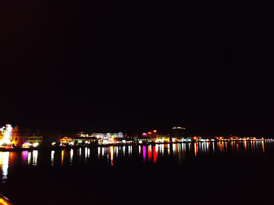 Sau khi đã no nê thì bạn hãy thả bộ hóng mát trên cầu Tô Châu, ngắm nhìn thị xã Hà Tiên lên đèn lung linh.