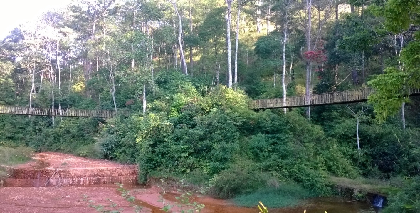 Địa điểm cuối cùng chúng tôi quyết định đến là một ngôi làng với tên gọi khá lạ- Làng Cù Lần. Chúng tôi không khỏi choáng ngợp trước cảnh đẹp quá thơ mộng như chốn thần tiên.. 