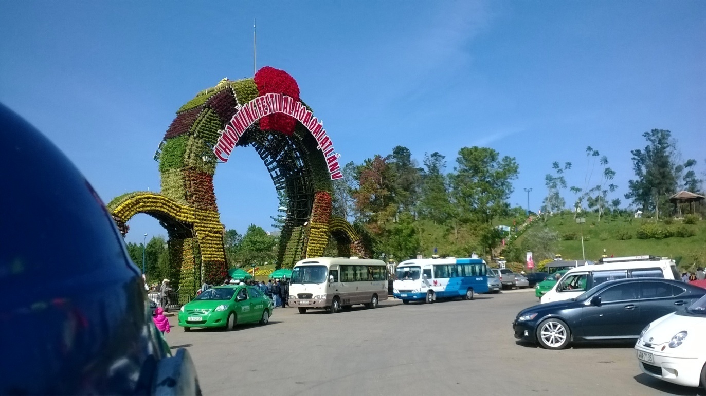 Chúng tôi đến Đà Lạt vào cuối tháng 12 năm ngoái, đúng dịp diễn ra Festival hoa lần V, thật may mắn biết bao khi chúng tôi được chiêm ngưỡng một Đà Lạt vốn ngàn hoa khi ấy lại tràn ngập sắc hoa hơn bao giờ hết. Đến Đà Lạt không thể không đến Công Viên Hoa để chiêm ngưỡng triệu đóa hoa khoa sắc như trả lời với khách thập phương câu hỏi : Vì sao Đà Lạt được gọi là xứ ngàn hoa?