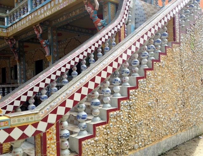 Dùng chén kiểu ốp vào lan can cầu thang thật ấn tượng.