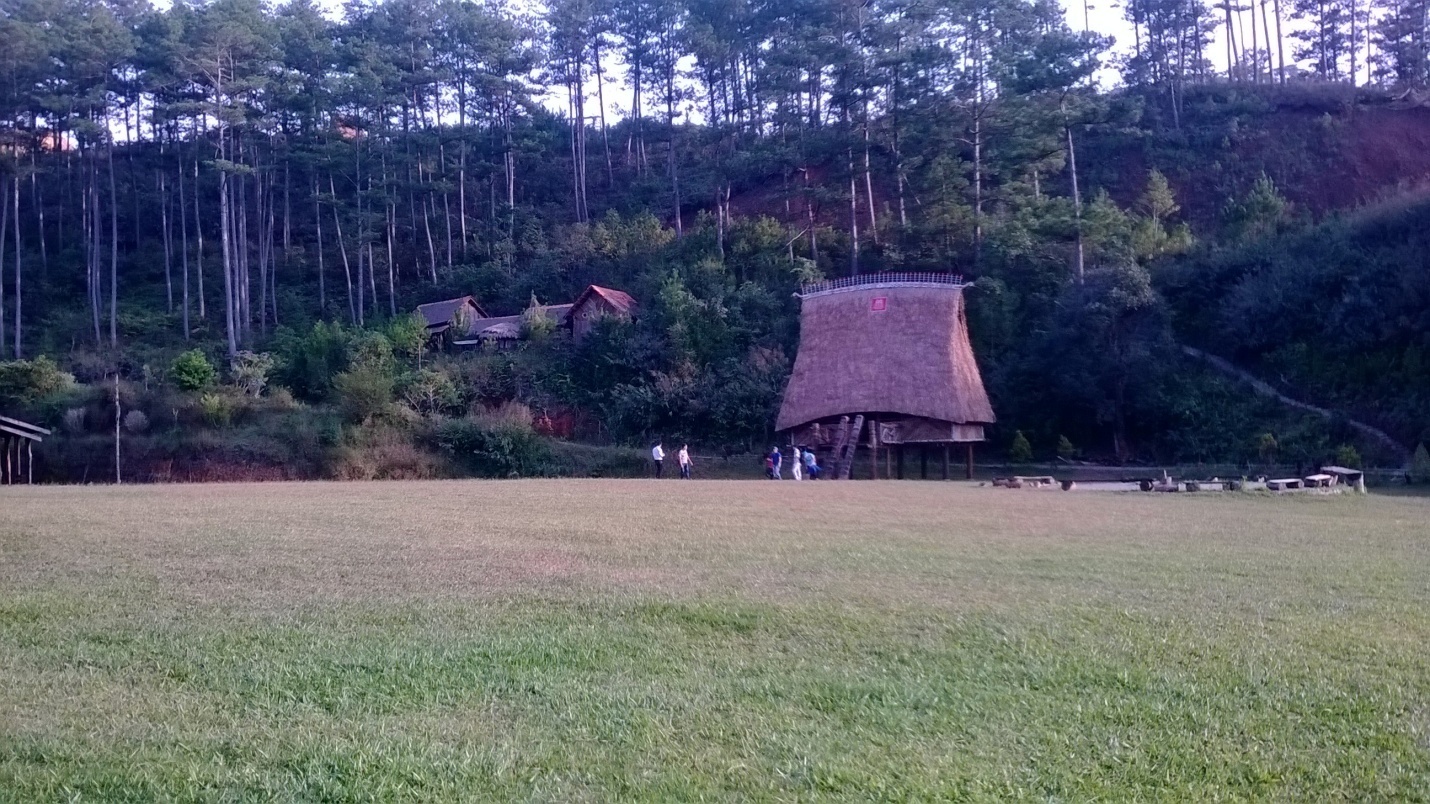 Vốn là người lãng mạn, tôi không khỏi xao xuyến khi dạo bước trên cánh đồng hoa vàng tựa như bài thơ “ Đưa em tìm động hoa vàng”, tung tăng cùng đám bạn trên cầu treo tôi như được một vé về với tuổi thơ.Tại Làng Cù Lần, bạn có thể thuê dịch vụ xe jeep để thỏa mãn cảm giác băng rừng lội suối và ghi lại những kỷ niệm khó phai.