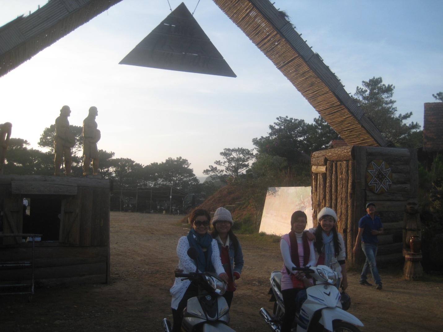 “Gần nhau, xa nhau mấy nỗi  Hỡi quê hương xứ sương rơi  Đà Lạt ơi, Đà Lạt ơi!”