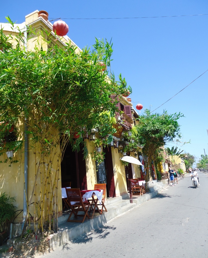 Quán trưa. Khách vắng. Những con phố vừa mang nét cổ xưa nhưng cũng không kém phần hiện đại. Có lẽ tôi có chút sai lầm khi nghĩ Hội An chắc là nơi phố cổ rêu phong, không có nơi cho người muốn tận hưởng cuộc sống hiện đại.