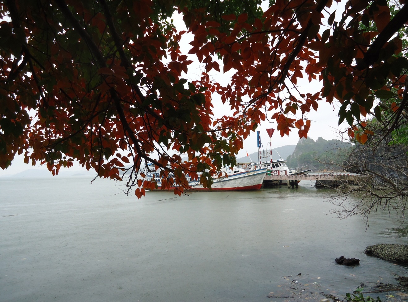  Biển Kiên Lương đẹp ma mị trong chiều mưa.