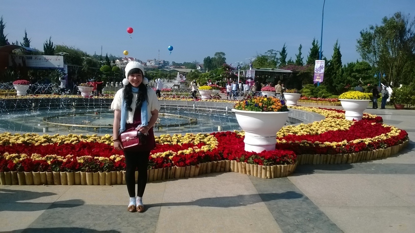 Cách Công Viên Hoa không bao xa là Hồ Xuân Hương. Lòng hồ xanh biếc như mặt gương để các cây thông và các tảng đá nghiêng mình soi bóng khiến người ta không thể không dừng chân làm một vài tấm ảnh lưu niệm ở nơi này. Tại đây bạn có thể tham gia trò chơi đạp vịt và di chuyển trong lòng hồ thư thái, bình yên.