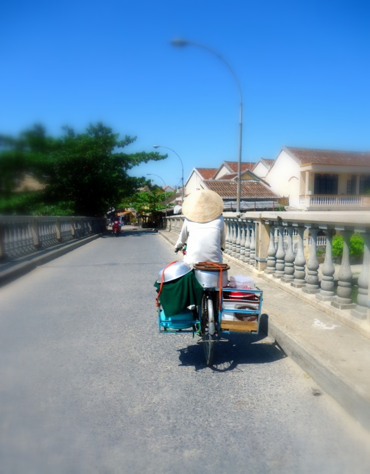 Tào phớ trên đường ra phố cổ. Tôi bắt gặp gánh tào phớ này tình cờ khi trở về phố cổ. Tào phớ là món ăn khá phổ biến nơi đây, buổi chiều tầm 3h các gánh tào phớ bên vệ đường với các ghế nhỏ, sẵn sàng đón tiếp du khách. Húp chén tào phớ mềm mịn, với nước đường thanh mát và vị cay của gừng tôi tin các bạn sẽ rất mát lòng. Gía chỉ 10 ngàn đồng. 