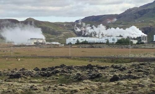 3. Iceland, Khách sạn thám hiểm Lear ION - Cái gọi là view chỉ là một nhà máy phát điện: Nhiều du khách đến ngắm ánh sáng Bắc Cực chắc hẳn sẽ chọn khách sạn này, trong số không nhiều khách sạn nơi đây. Thật ra, điều kiện ở của khách sạn thì rất tốt, chỉ có view thì đành ngắm nhà máy phát điện chán ngắt. Đương nhiên, có một điều du khách có thể hoàn toàn yên tâm, đó là phòng ở không bao giờ mất điện.  