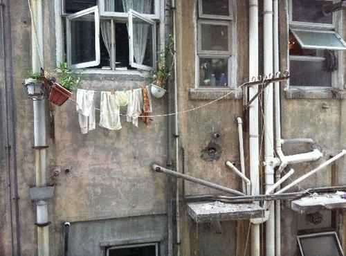 4. Hong Kong, Khách sạn The Luxe Manor, Kimberley, Tsim Sha Tsui, Kowloon - View này không thể mua được bằng bất cứ giá nào: Khách sạn vô cùng sang trọng này lại có rất nhiều phòng có view nhà tập thể cũ như thế này.