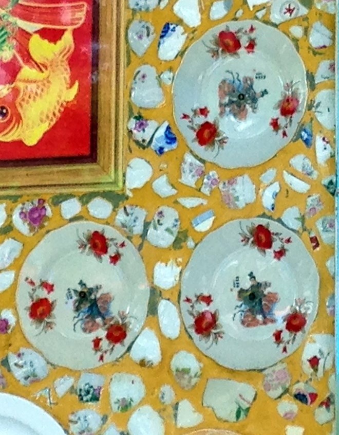 ...Và được dán vào bức tường trên hành lang.