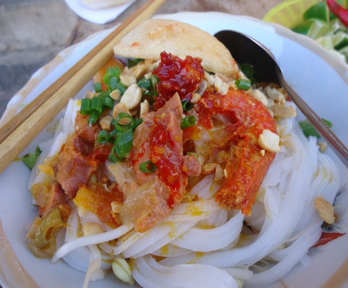 Ngoài ra bạn có thể thưởng thức các món ăn như cao lầu, mì quảng bên vỉa hè với giá phải chăng chỉ từ 15 -25 ngàn.