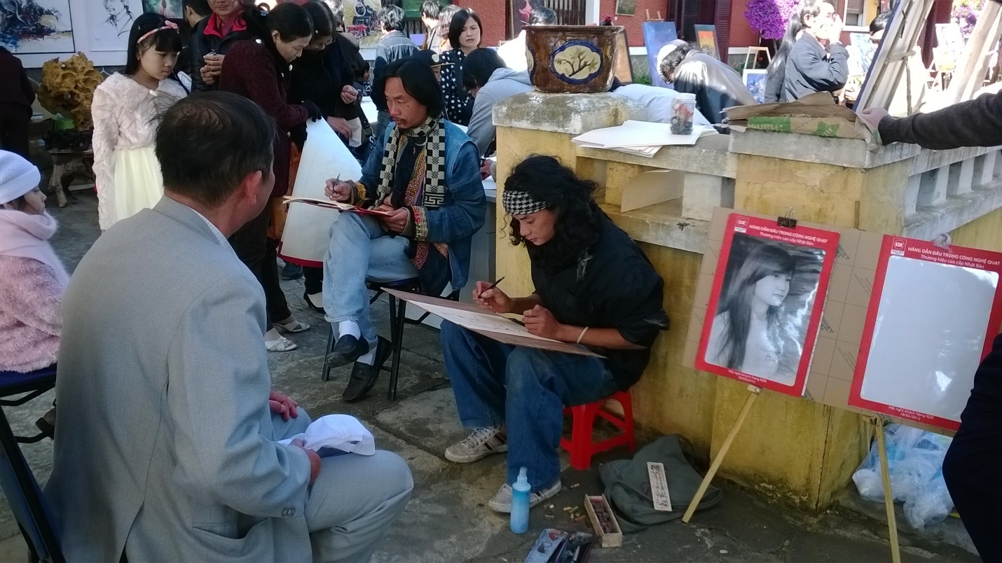 Rời Dinh Bảo Đại, chúng tôi di chuyển về tham quan ga Đà Lạt, một công trình lâu đời mà bất cứ ai khi đặt chân đến Đà Lạt cũng nên đến nơi này để tận mắt ngắm nhìn các toa xe lửa, các đường ray, vừa mang trong mình dáng dấp cổ kính lại được tô thêm hơi thở của hiện đại giống như chính thành phố này vậy. Tại ga này các bạn có thể vẽ chân dung do chính tay các nghệ sĩ đường phố khắc họa nên, dù giống ít hay nhiều hãy thử xem như nó là một kỷ niệm nhỏ đáng nhớ trong cuộc hành trình. Tại Ga Đà Lạt các bạn có thể mua vé đến tham quan Trại Mát nếu có thời gian.