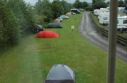 5. Ireland, Khách sạn Victoria, Killarney - Thăm hỏi người hàng xóm mới của bạn thôi: Trên trang web giới thiệu, view của khách sạn bốn bề đều là công viên. Trên thực tế cũng gần được như vậy, trừ một số phòng có view như thể bãi đỗ xe, đi bộ ra phía sau có khi có gặp cả lều bạt. Tất nhiên, đỗ xe là lẽ tất nhiên nhưng khi chỗ đỗ xe thành view của phòng bạn, có thể bạn sẽ cảm thấy điều đó không còn là tất nhiên nữa. 