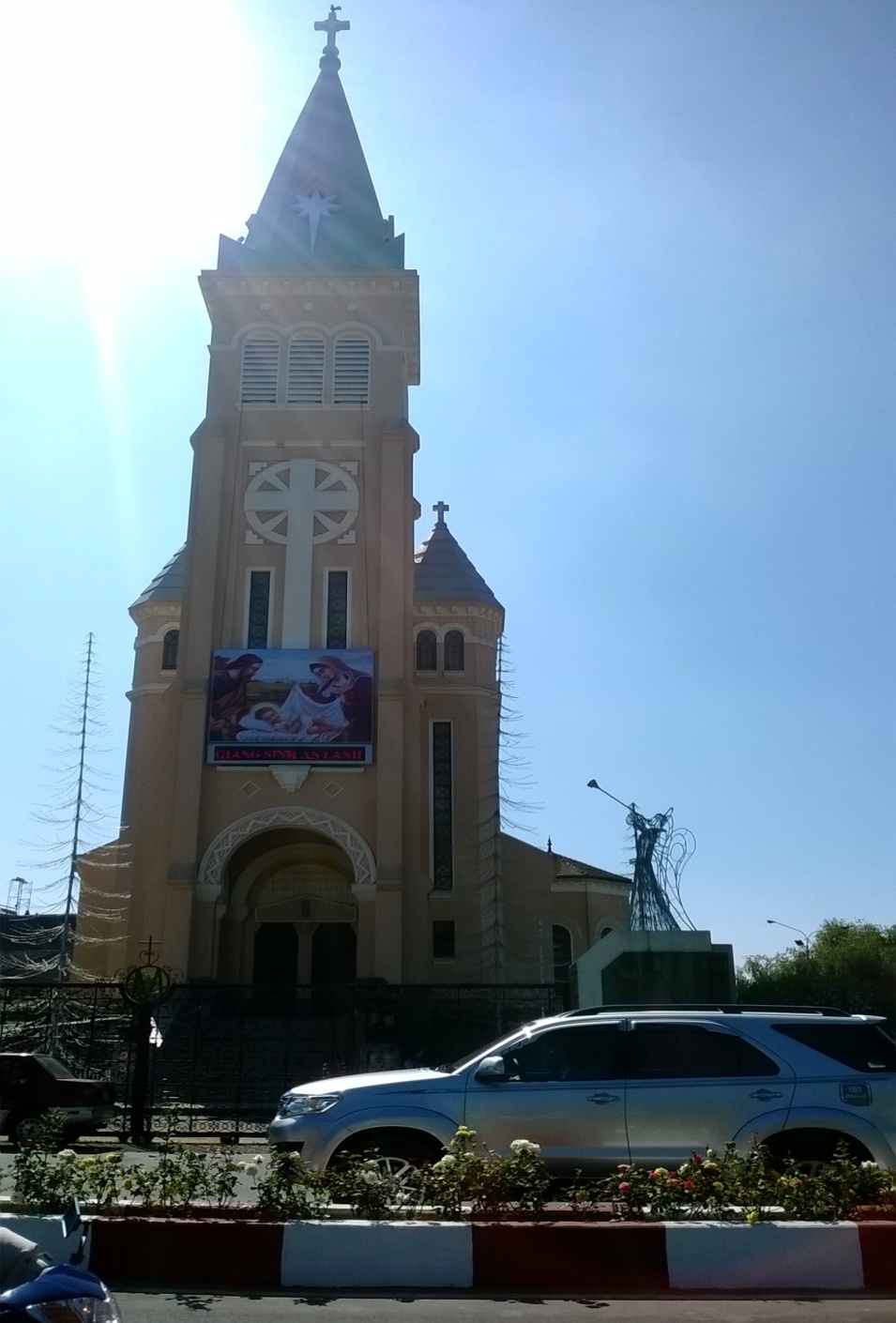 Từ Dinh Bảo Đại về ga Đà Lạt chúng tôi ghé qua Nhà Thờ Con Gà, một nhà thờ nổi tiếng tại Đà Lạt, là điểm đến thú vị cho mọi người kể cả những ngừơi tín ngưỡng công giáo hoặc không.