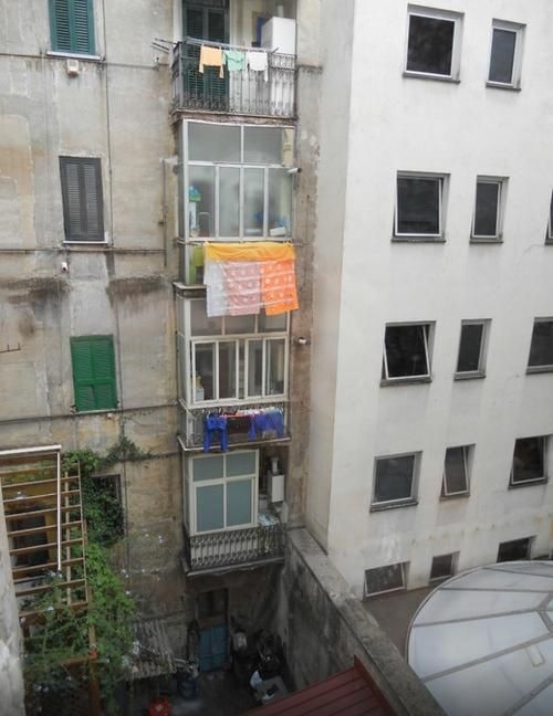 6. Albani, Khách sạn Roma - Khi mở cửa nhìn ra ngoài là hiên phơi quần áo: Du lịch ở một thành phố nổi tiếng là cổ xưa của thế giới, ắt hẳn bạn mong muốn phòng khách sạn của mình có view lãng mạn hơn là hiên phơi quần áo thế này. 