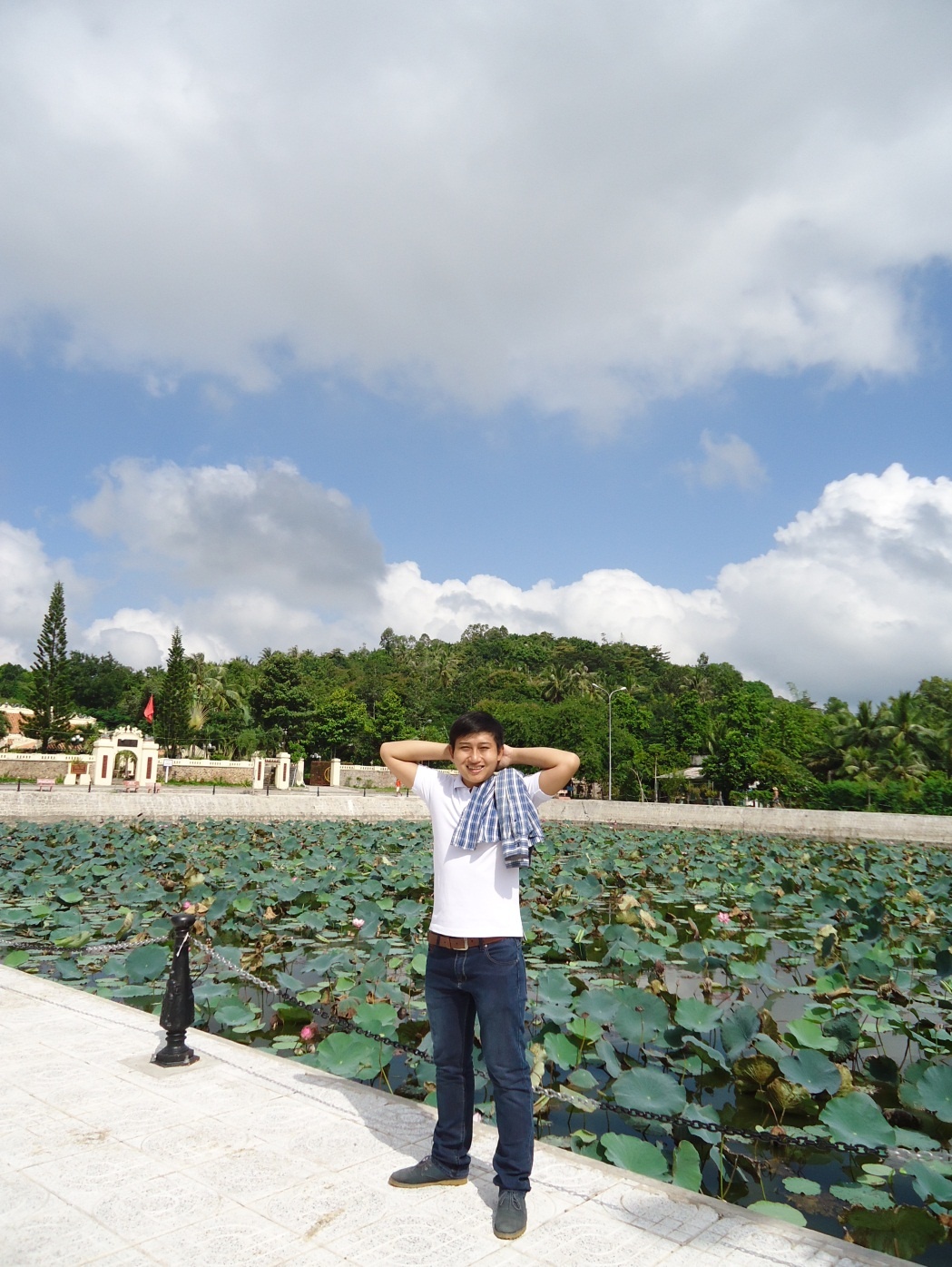 Ao Sen mới được cải tạo lại trước đền thờ họ Mạc.