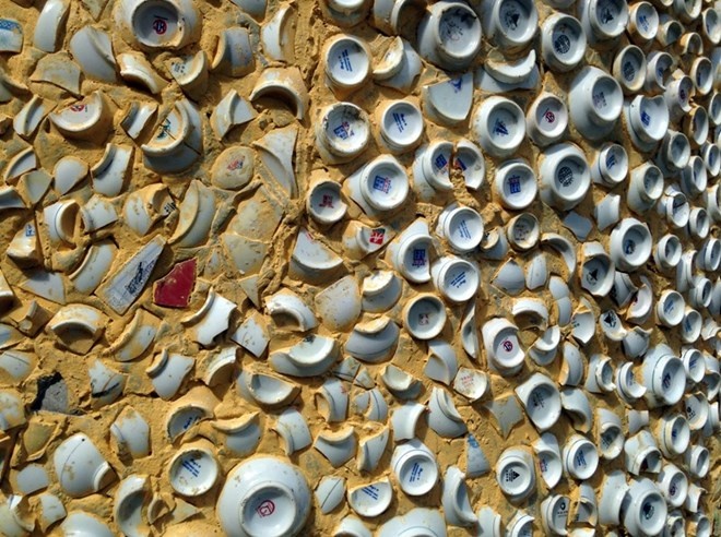 Những mảnh vở, võ ốc được óp tường đẹp mắt.