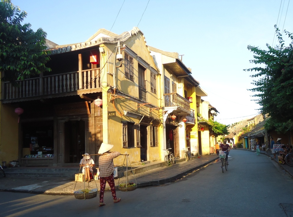 Quang gánh chiều phố cổ. Có lẽ không nơi nào có nhiều quang gánh như ở Việt Nam. Dù ở bất kì nơi đâu trên dọc miền đất nước này, bạn sẽ bắt gặp quang gánh của các bà, các cô, các chị. Riêng với Hội An, quang gánh có gì đó thảnh thơi, nhàn nhả và thơ mộng hơn hẳn.