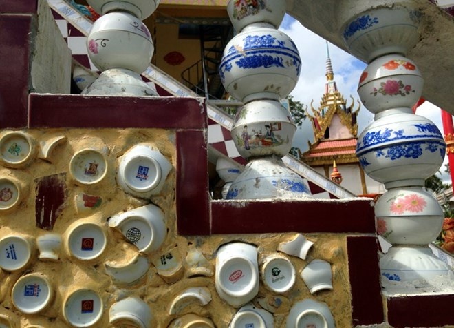 Tất cả được ốp vào tường một cách công phu.