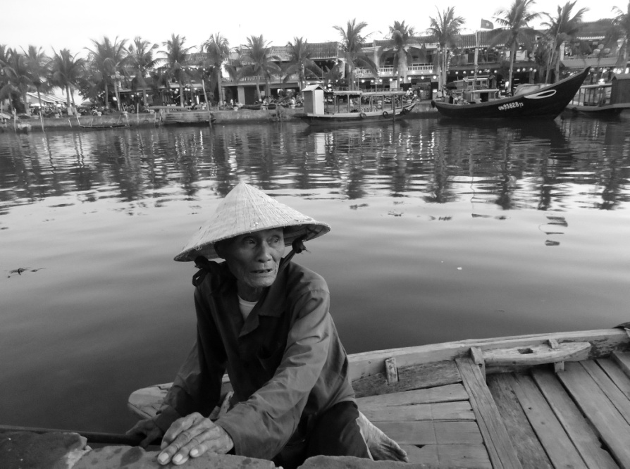 Ông lái đò. Bờ sông Hoài vào lúc chiều muộn, bắt gặp ông lái đò đang mời gọi khách, tôi lại bắt chuyện và biết rằng ông đã 70 tuổi, lái đò ở đây cũng hơn 30 năm rồi. 