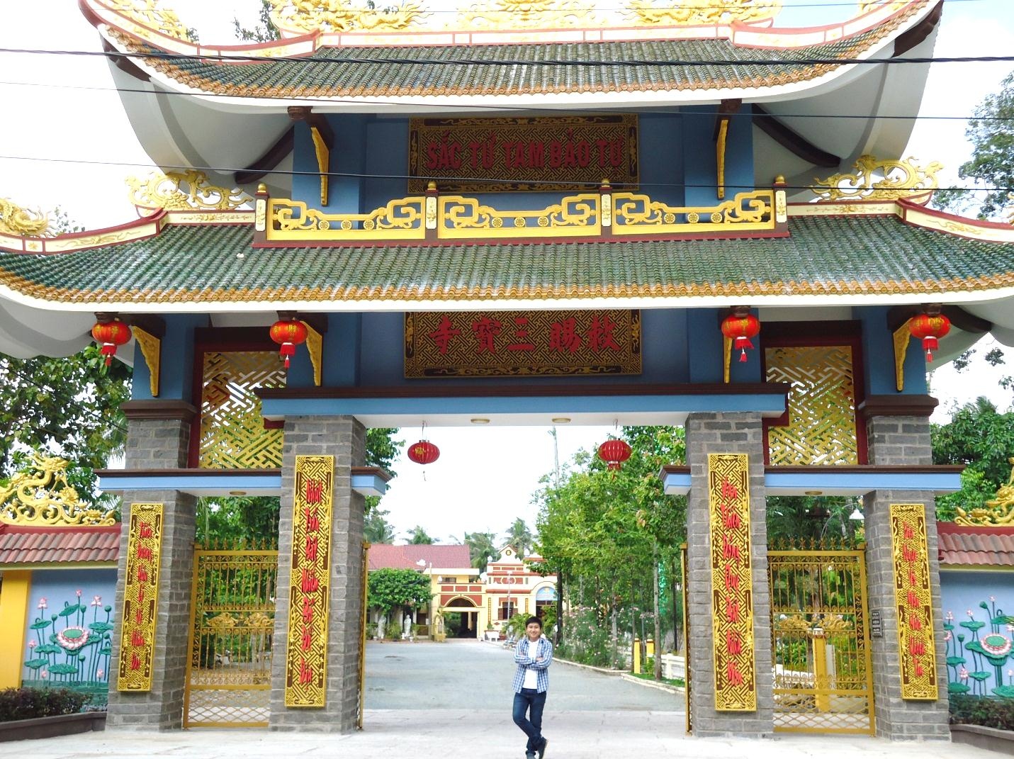  Cổng tam quan mới được làm lại ở chùa Tam Bảo.