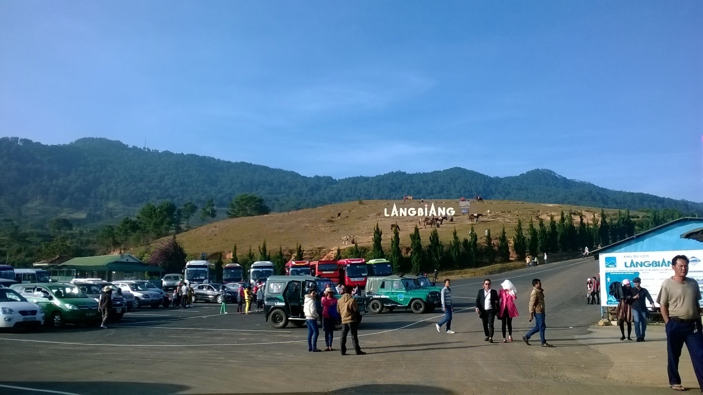 Đến Đà Lạt rồi, sao có thể không chinh phục Lang Biang được nhỉ? Bạn có thể chinh phục bằng cách tản bộ hoặc xe jeep.