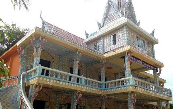 Can canh ngoi chua doc nhat vo nhi dung chen, dia op tuong hinh anh