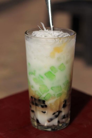 Hấp dẫn ly chè xoa xoa hạt lựu. Ảnh H.L