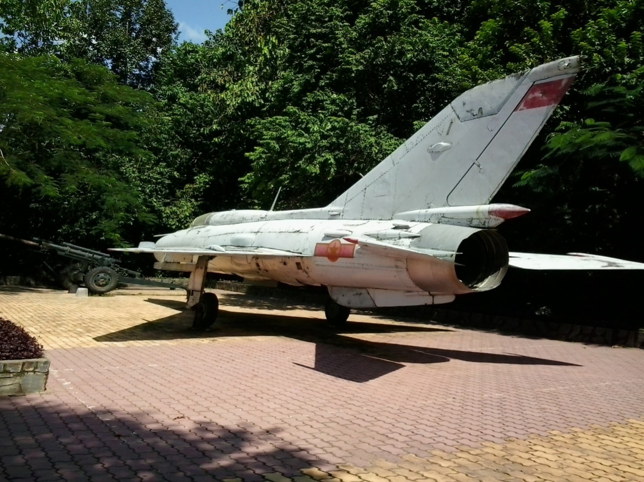 Xác máy bay, đại pháo trưng bày tại khu tái hiện căn cứ kháng chiến.