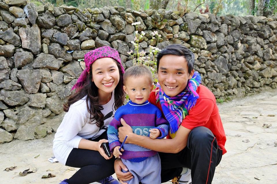 Khoảnh khắc hồn nhiên của em bé H’Mông.