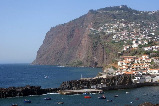 Thị trấn và cầu cảng bên vách đá Cabo Girao - Ảnh: theworldcliffs.