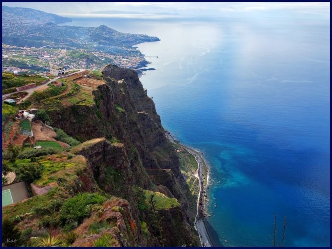 Vách đá Cabo Girao nhìn ra biển - Ảnh: panoramio.
