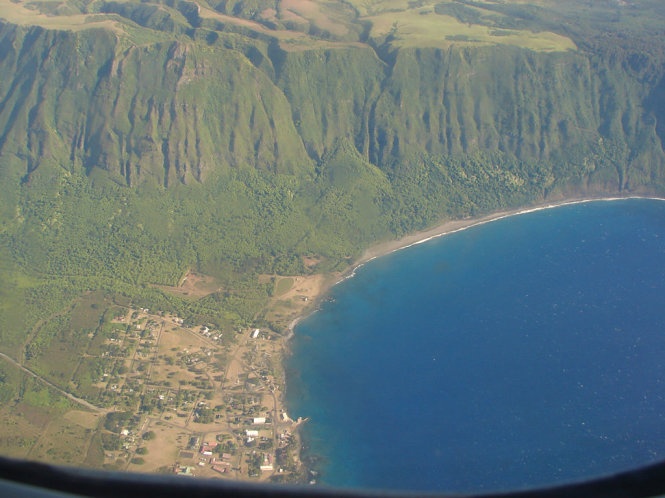 Vách đá Kalaupapa ở Hawaii nhìn từ trời cao - Ảnh: wordpress.