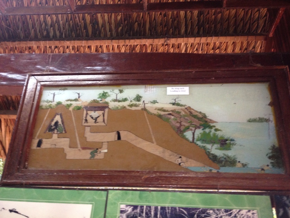 Tranh ảnh trưng bày tại khu địa đạo Bến Dược.