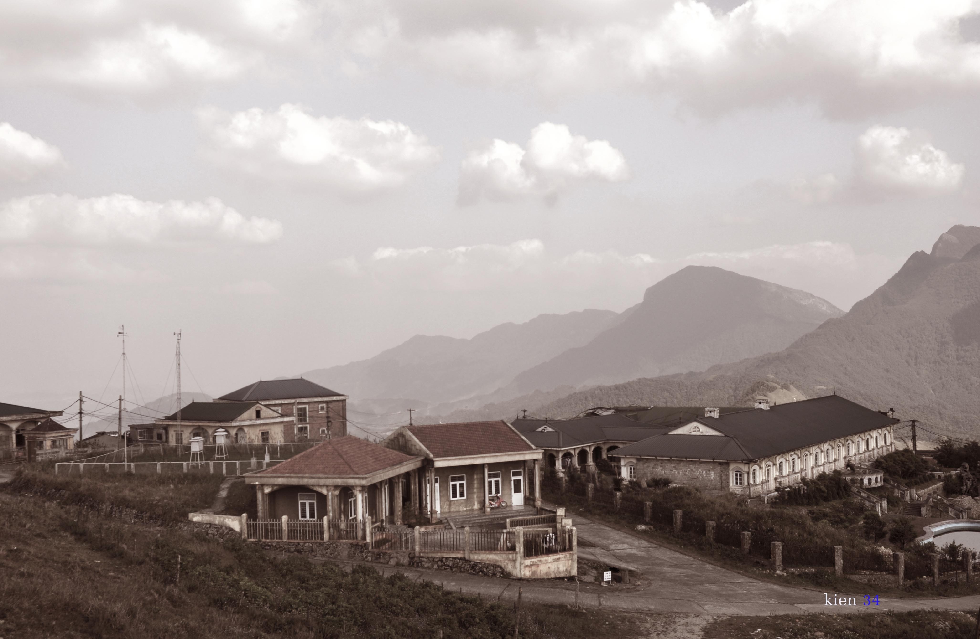 Đây là vùng núi cao của tỉnh, có địa hình đa dạng, độ cao trung bình 800 – 1.000 m so với mặt nước biển, bao gồm một quần thể 80 ngọn núi lớn nhỏ với đỉnh cao nhất là Phia Po (1.541 m, còn gọi là đỉnh Công hay Công Sơn - nơi đặt cột mốc 42, biên giới Việt Trung), đỉnh Pia mê cao 1520 m... 