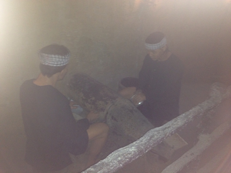 Hầm chế tạo vũ khí – bộ đội cưa bom để lấy thuốc nổ làm mìn, lựu đạn.