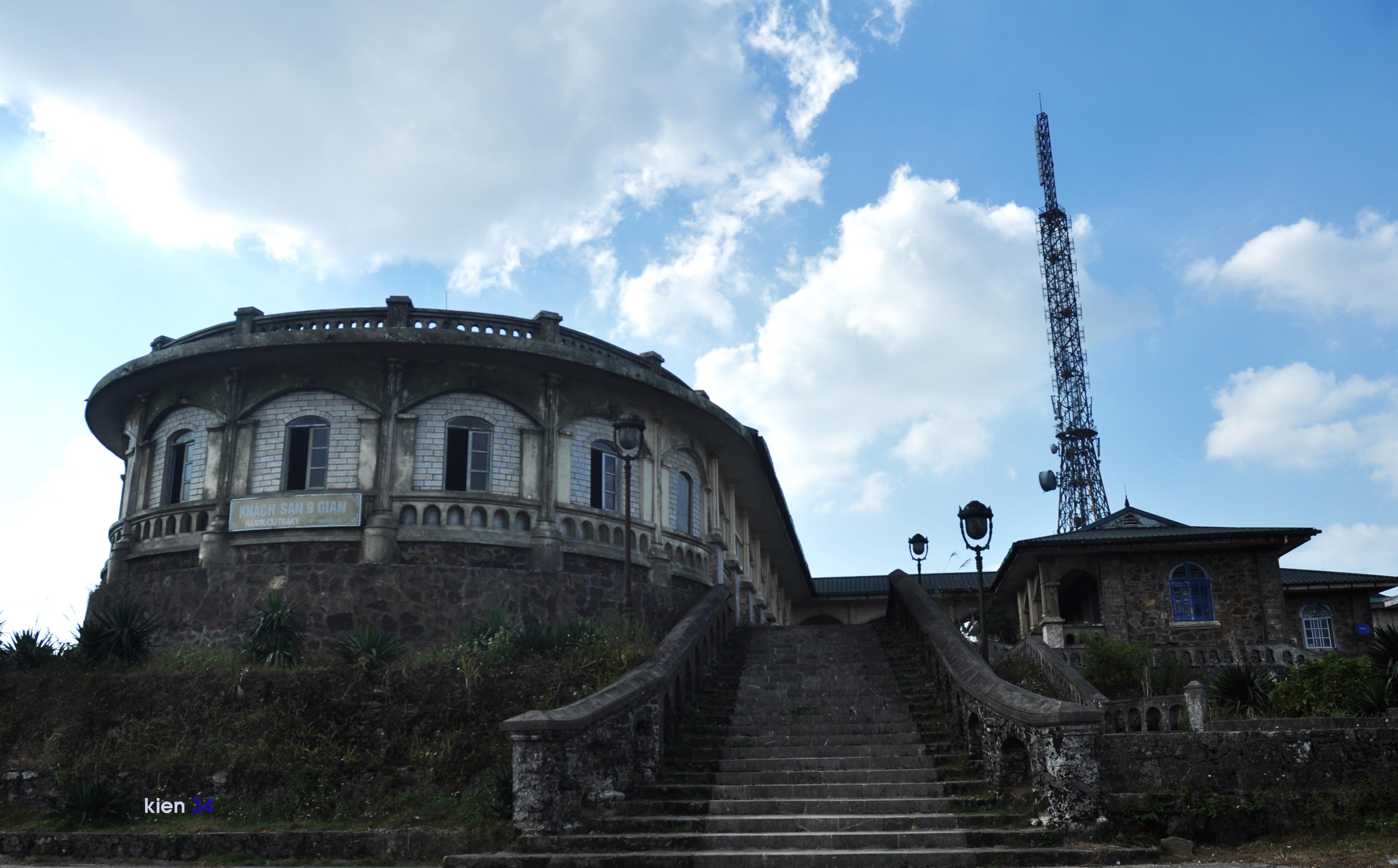 Diện tích khu Mẫu Sơn khoảng 550 km². Khu dân cư sống rải rác gần khu rừng trồng, thuộc vành đai thấp với độ cao không quá 700 m so với mặt nước biển.