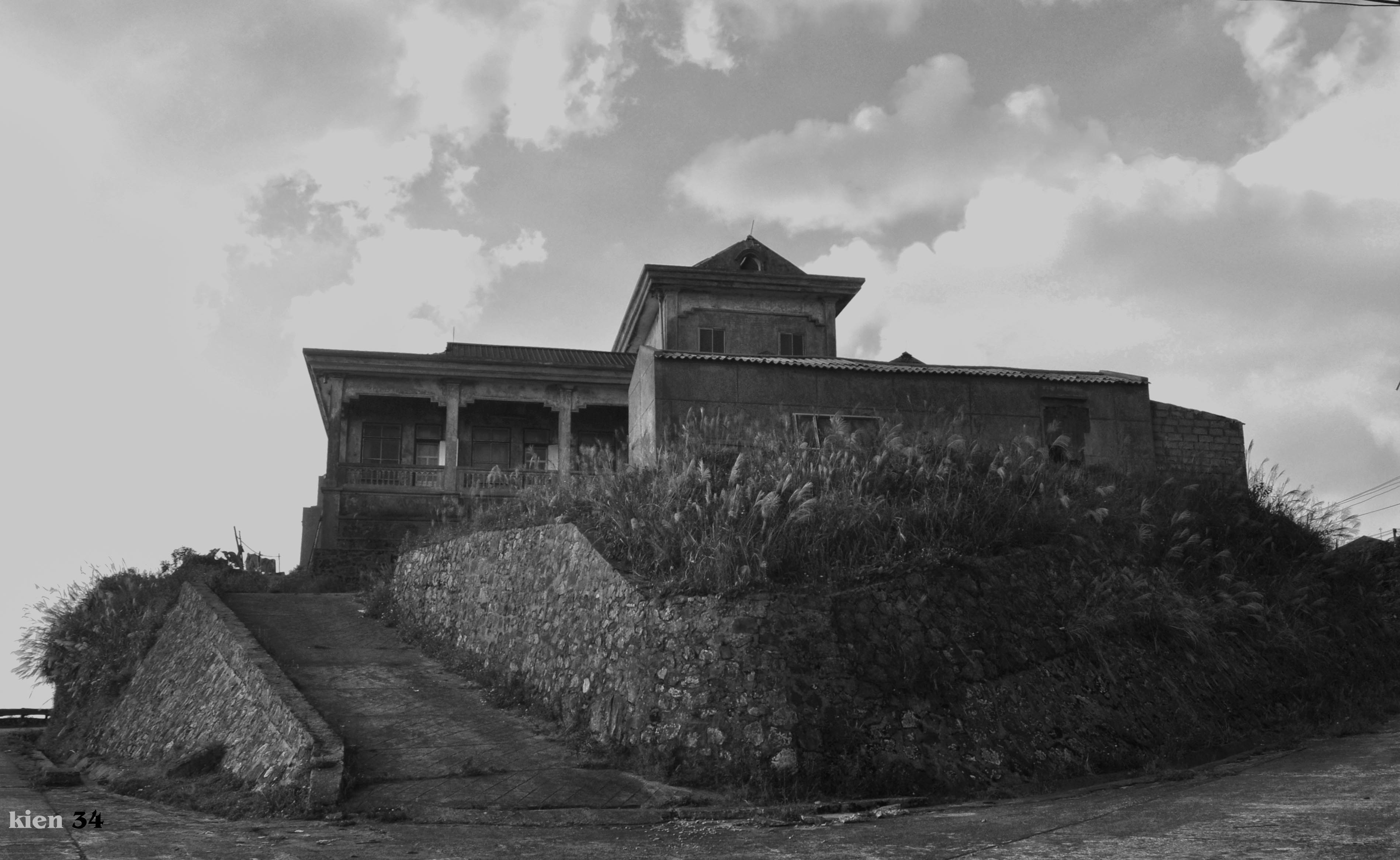 Về mùa đông nhiệt độ ở Mẫu Sơn xuống tới nhiệt độ âm, thường xuyên có băng giá và có thể có tuyết rơi. Nhiệt độ trung bình ở đây là 15,5°C, đỉnh núi quanh năm có mây phủ.