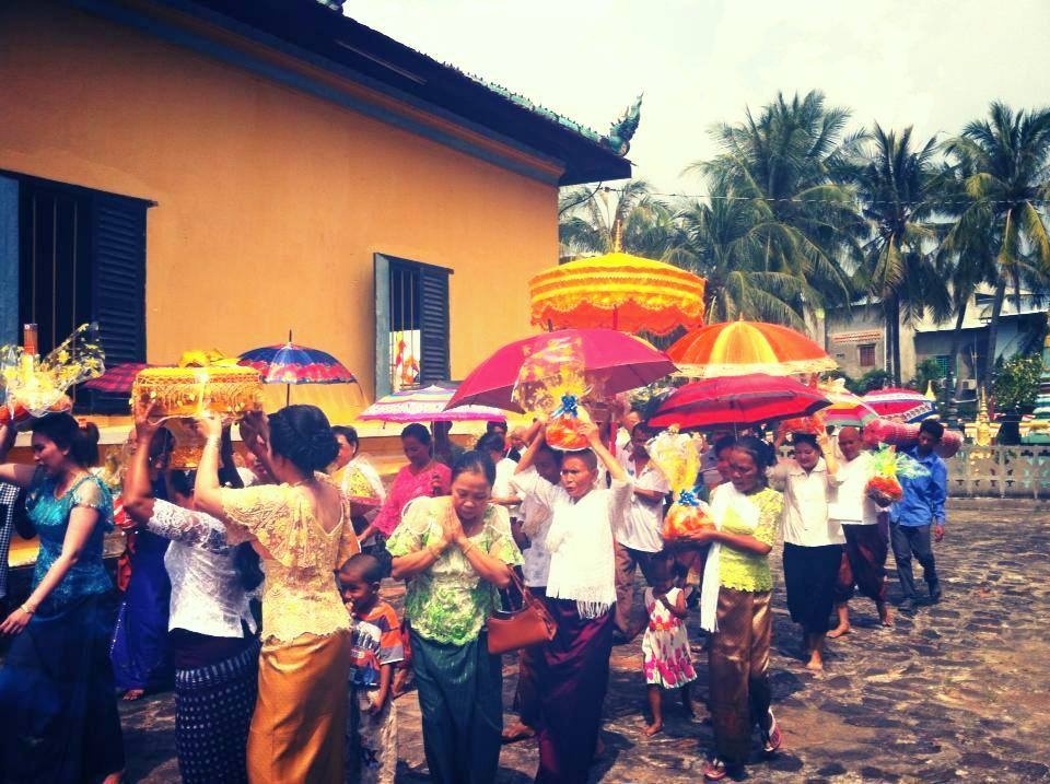 Một hình ảnh lễ hội đầy màu sắc của người dân ở chùa Xà Tón, thị trấn Tri Tôn.