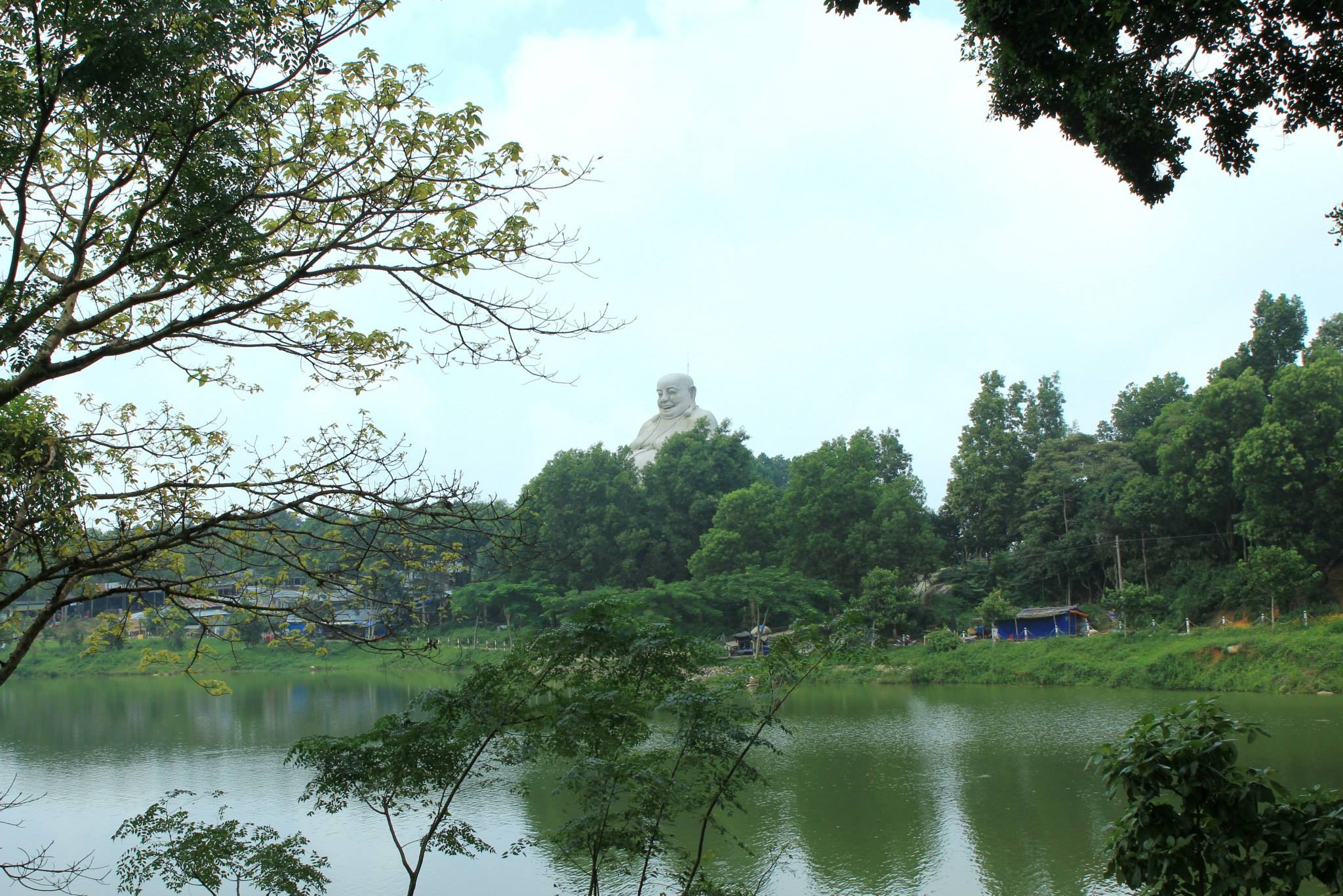 Tượng lớn Đức Phật cười đặt trên núi là tượng phật cười lớn nhất châu Á được công nhận