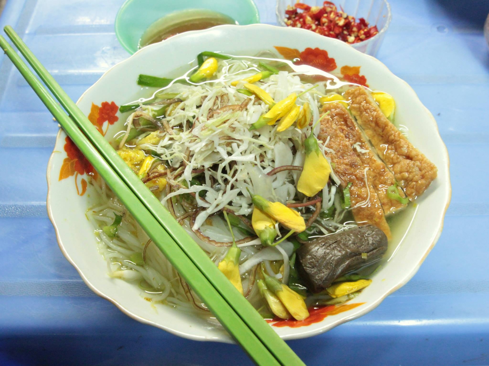 Bún cá Long Xuyên rất bắt mắt với những bong điên điển vàng tươi