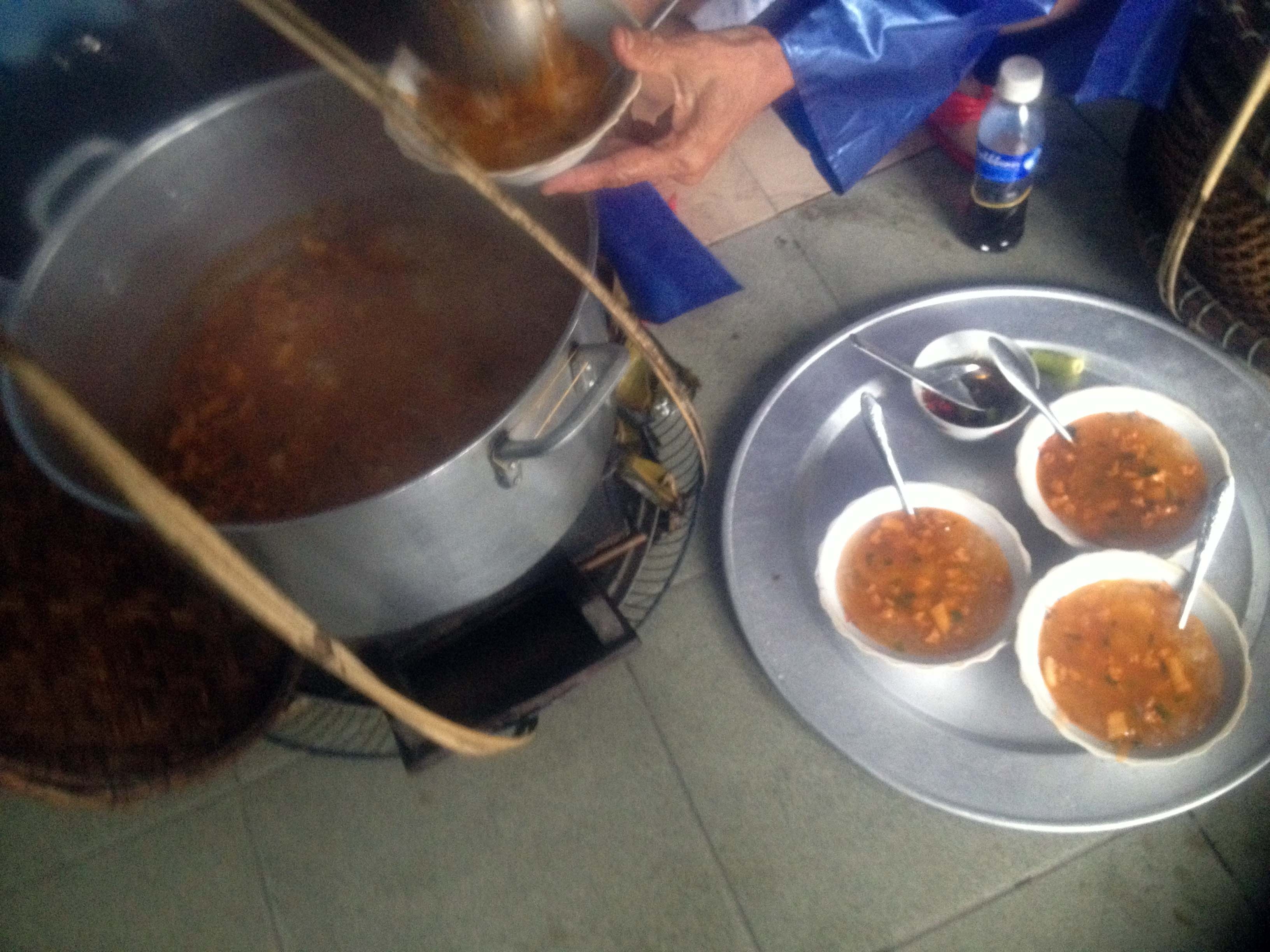 Món bánh canh Nam Phổ nóng hổi làm ấm lòng du khách một buổi chiều mưa. Bánh canh Nam Phổ không bày hàng quán mà chỉ có những gánh hàng rong, bán kèm bánh nậm, bánh lọc.