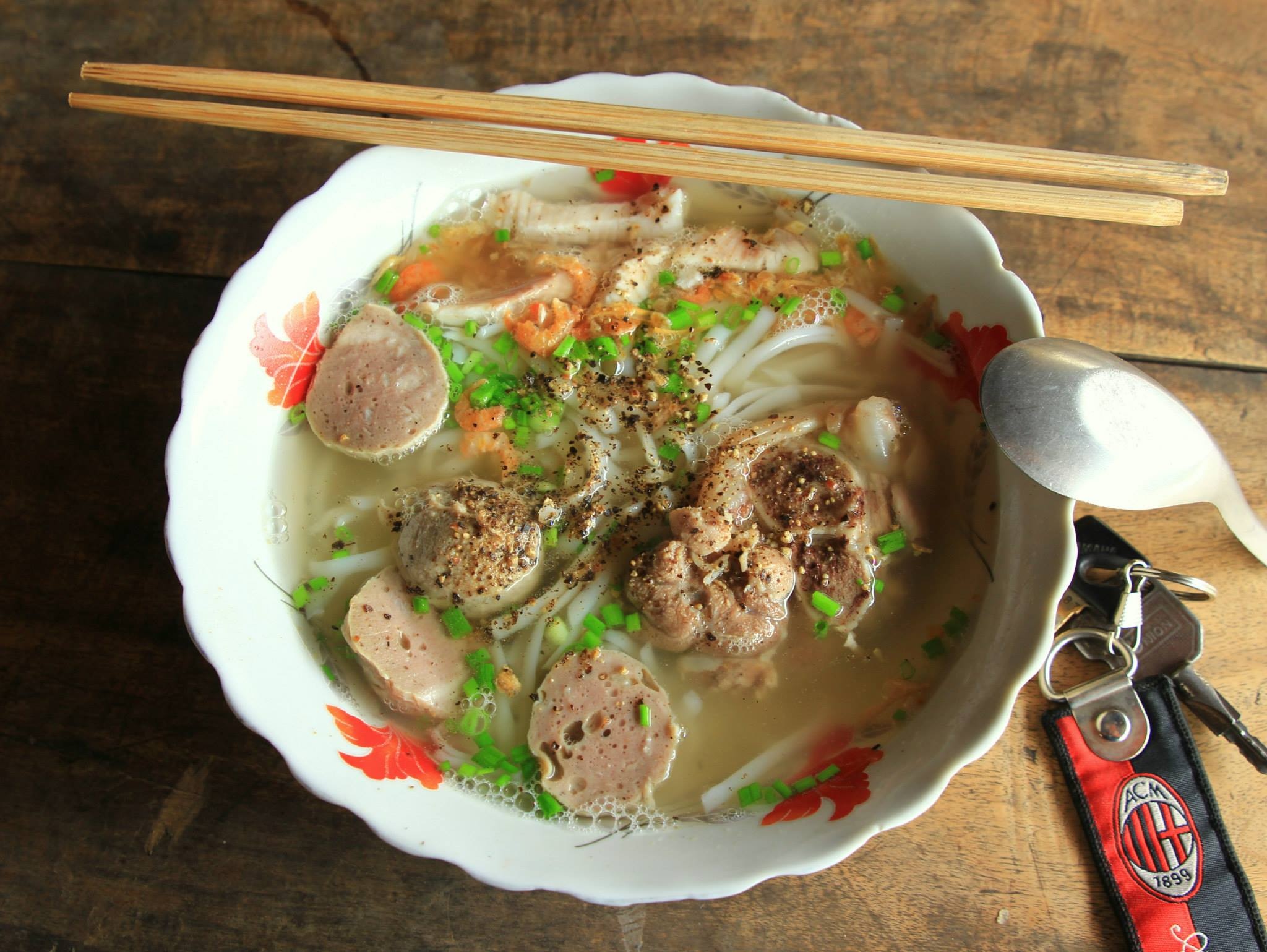 Một tô bánh canh hấp dẫn ở chợ Vĩnh Trung.